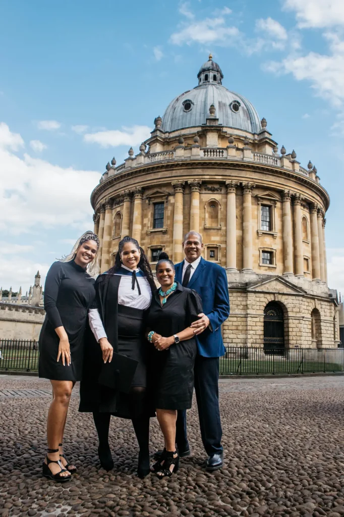 Graduate and her family posing in front of the Radcliffe Camera in Oxford